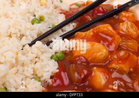 Nahaufnahme Foto der chinesischen süßsaures Hühnchen mit Reis. Stockfoto