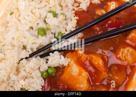 Nahaufnahme Foto der chinesischen süßsaures Hühnchen mit Reis. Stockfoto