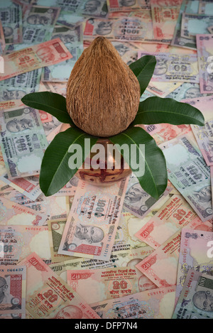 Kalash auf indische Papierwährungen Stockfoto
