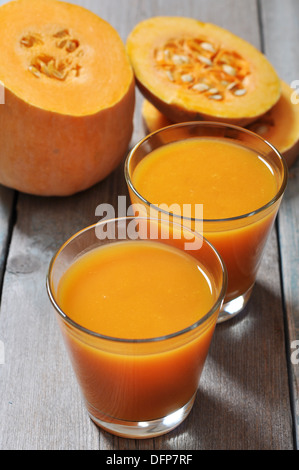 Kürbis Smoothie in Glas auf rustikalen hölzernen Hintergrund Stockfoto