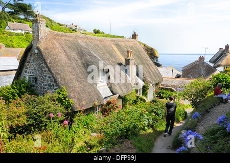 Reetdachhaus im malerischen Fischerdorf Dorf von Cadgwith, Halbinsel Lizard, Cornwall, UK Stockfoto