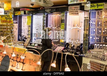 Europäerin stöbern in Mode-Zubehör-Shop in Jamsil Station unterirdischen Einkaufszentrum entfernt, Seoul, Korea Stockfoto