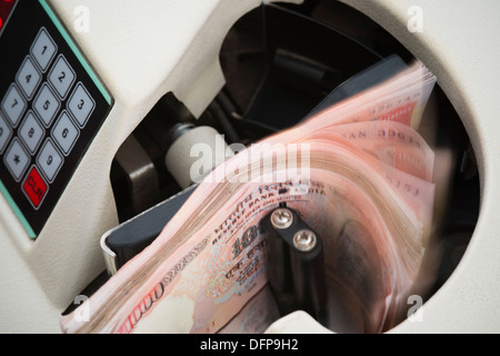 Tausend indische Banknoten gezählt wird, in einer Maschine Stockfoto