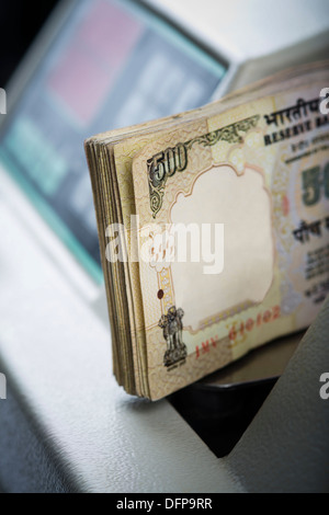 500 hundert indische Banknoten gezählt wird, in einer Maschine Stockfoto