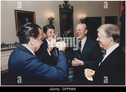 Foto der vier Präsidenten (Reagan, Carter, Ford, Nixon) Toasten im blauen Zimmer vor der Abreise nach Ägypten... 198522 Stockfoto