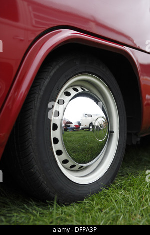 Die jährliche "Brighton Breeze" VW Camper van Rallye für Enthusiasten findet vom Haken Road Arena, nr Epsom nach Brighton, England Stockfoto