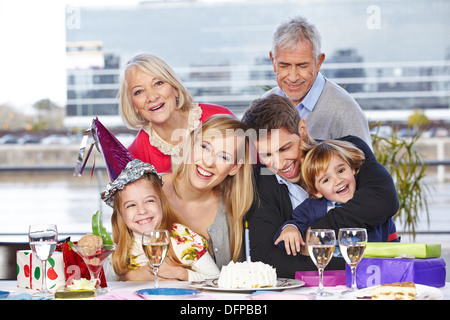 Glückliche Familie, die Spaß am Geburtstag ihrer Tochter Stockfoto