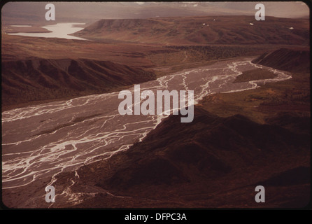 Eine malerische Aussicht auf den Phelan Creek, einen wichtigen Nebenfluss des Delta River in Alaska, der in Richtung Fielding Lake führt, mit natürlicher Landschaft und Wasserstraßen. Stockfoto