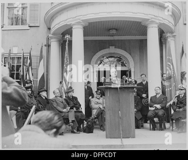 Präsident Truman wird bei der Einweihung des Hauses von Franklin D. Roosevelt in Hyde Park, New York, fotografiert, um seine Umwandlung in eine Präsidentenbibliothek und ein Museum zu markieren. Stockfoto