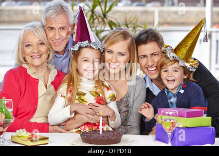 Glückliche Familie feiert Kindergeburtstag zusammen mit Großeltern Stockfoto