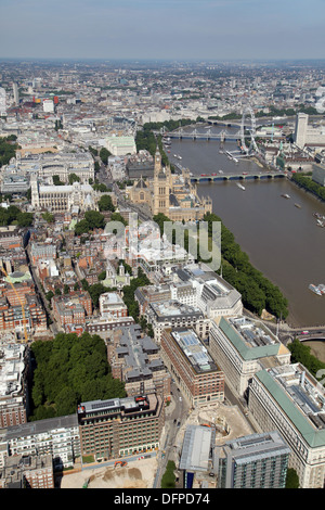 Luftaufnahme von Millbank in Westminster gegenüber der Houses of Parliament und das London Eye, London SW1 Stockfoto