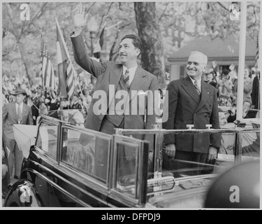 Foto des mexikanischen Präsidenten Miguel Aleman winkt dem Publikum während einer Willkommenszeremonie auf Bezirksebene... 199555 Stockfoto