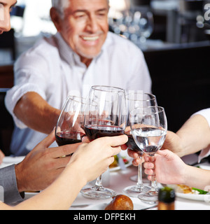 Großen glücklichen Familie Essen und trinken zusammen am Tisch Stockfoto