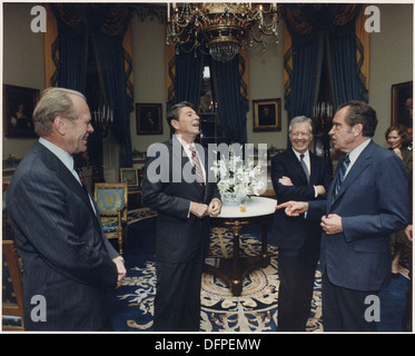 Foto der vier Präsidenten (Reagan, Carter, Ford, Nixon) im blauen Zimmer vor der Abreise nach Ägypten und... 198523 Stockfoto