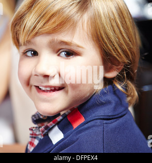 Portrait eines glücklich lächelnden jungen Blick in die Kamera Stockfoto