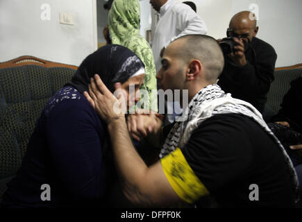 Jerusalem, Palästina. 7. Oktober 2013. Ein palästinensischer Gefangener Shaher Zidane, 23, wird nach seiner Freilassung am 7. Oktober 2013, in Jerusalem begrüßt (Credit Bild: Credit: Saeed Qaq/APA Images/ZUMAPRESS.com/Alamy Live News) Stockfoto