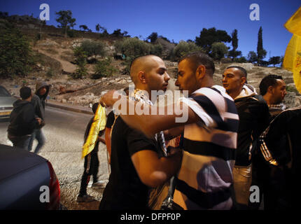 Jerusalem, Palästina. 7. Oktober 2013. Ein palästinensischer Gefangener Shaher Zidane, 23, wird nach seiner Freilassung am 7. Oktober 2013, in Jerusalem begrüßt (Credit Bild: Credit: Saeed Qaq/APA Images/ZUMAPRESS.com/Alamy Live News) Stockfoto