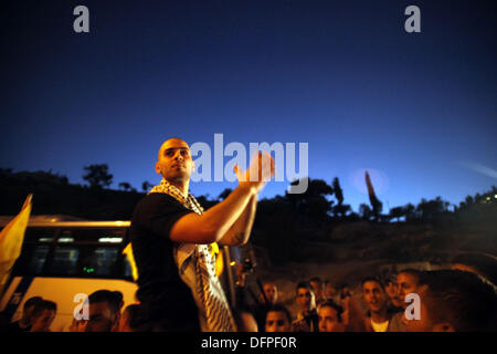 Jerusalem, Palästina. 7. Oktober 2013. Ein palästinensischer Gefangener Shaher Zidane, 23, wird nach seiner Freilassung am 7. Oktober 2013, in Jerusalem begrüßt (Credit Bild: Credit: Saeed Qaq/APA Images/ZUMAPRESS.com/Alamy Live News) Stockfoto