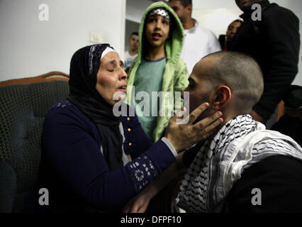 Jerusalem, Palästina. 7. Oktober 2013. Ein palästinensischer Gefangener Shaher Zidane, 23, wird nach seiner Freilassung am 7. Oktober 2013, in Jerusalem begrüßt (Credit Bild: Credit: Saeed Qaq/APA Images/ZUMAPRESS.com/Alamy Live News) Stockfoto