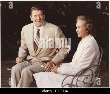 Ein Foto aus dem Jahr 1985 zeigt Präsident Ronald Reagan mit seiner Kandidatur für den Obersten Gerichtshof, Sandra Day O’Connor, im Weißen Haus. O’Connors Nominierung markierte einen historischen Moment, als sie die erste weibliche Richterin des Obersten Gerichtshofs wurde. Stockfoto