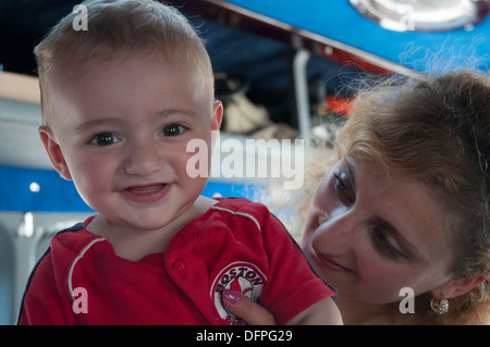 Junge Mutter und Kind an Bord eines Busses in Zugdidi, Georgien Stockfoto