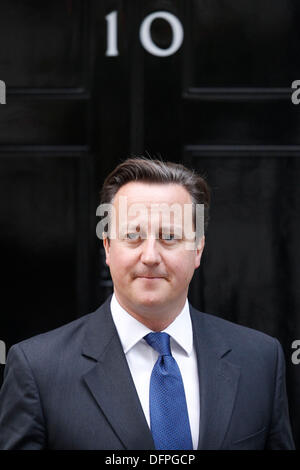 London, UK. 8. Oktober 2013. Der britische Premierminister David Cameron verlässt Nr. 10 Downing Street um Herman Van Rompuy Präsident des Europäischen Rates in London, Großbritannien, 8. Oktober 2013 begrüßen. Stockfoto