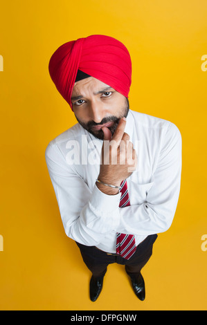 Erhöhte Ansicht eines Geschäftsmannes denken Stockfoto
