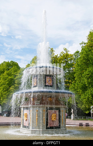 Brunnen in Petergof Park. Der römische Brunnen Stockfoto
