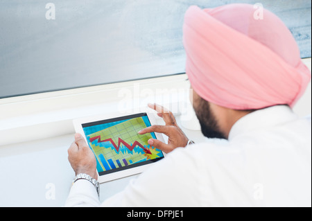 Geschäftsmann analysieren Grafik auf einem digitalen tablet Stockfoto