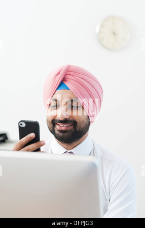 Geschäftsmann, eine Nachricht auf dem Handy lesen und Lächeln Stockfoto