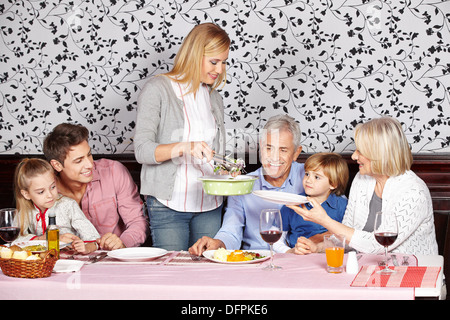 Mutter, gesunde Speisen zu Familie am Esstisch Stockfoto