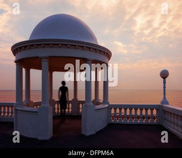 Frau, Blick auf das Meer. Stockfoto