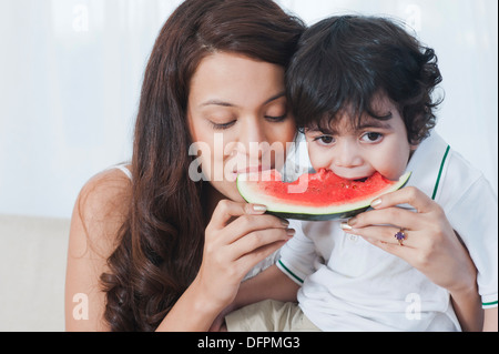 Nahaufnahme einer Frau und ihrem Sohn Wassermelone essen Stockfoto