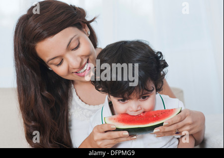 Nahaufnahme einer Frau Fütterung Wassermelone zu ihrem Sohn Stockfoto