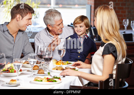 Glückliche Großvater Fütterung sein Enkel in einem restaurant Stockfoto