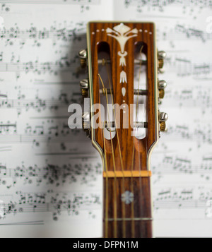 Akustik Gitarre Kopfplatte und Noten Stockfoto