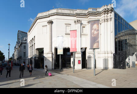 National Gallery, London, UK. 8. Oktober 2013. Mit Blick auf die moderne: das Porträt in Wien 1900, gesponsert von der Credit Suisse, Presse-Preview in Sainsbury Wing die Großbritanniens erste große Ausstellung, die das Porträt in Wien während der unverwechselbare Blüte der modernen Kunst in der österreichischen CapitalIconic Porträts der Zeit von Gustav Klimt, Egon Schieleand Arnold Schönberg gewidmet werden neben Werken von weniger weithin bekannte Künstler wie Broncia Koller angezeigt. Bildnachweis: Malcolm Park Leitartikel/Alamy Live-Nachrichten Stockfoto