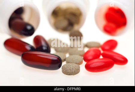 Verschüttete Kapseln aus weißen Rezept Flaschen auf weißem Hintergrund Stockfoto
