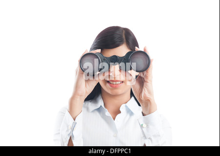 Geschäftsfrau, Blick durch ein Fernglas Stockfoto
