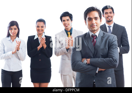 Porträt von Führungskräften der Wirtschaft lächelnd und applaudieren Stockfoto