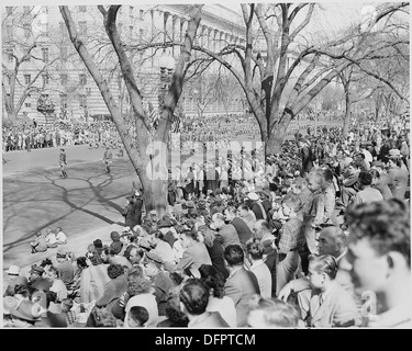 Präsident Truman besucht die Armee Day-Parade in Washington, D. C. Dies ist eine Entfernung Ansicht der Parade. 199609 Stockfoto