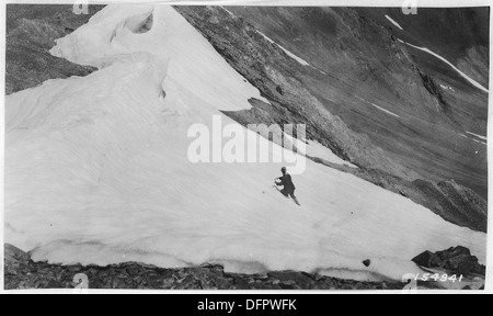 Auf dem Kamm der High Divide im Wallowa National Forest sammeln sich Schneewehungen, die auf einem Foto aus dem Jahr 1920 aufgenommen wurden und die natürliche Schönheit der Region während des Winters hervorheben. Stockfoto
