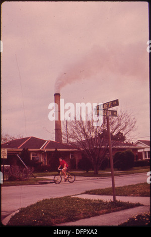 DER KAISER ALUMINIUMWERK SCHORNSTEIN BREITET SICH DÄMPFE ÜBER DAS WOHNGEBIET IM ABSCHNITT CHALMETTE 546039 Stockfoto