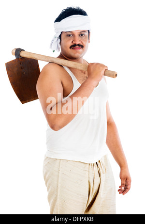 Porträt eines Bauern Spaten auf seinen Schultern zu tragen Stockfoto