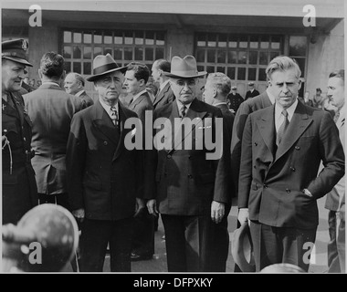 Foto von Präsident Harry S. Truman, Byrnes und Henry A. Wallace, die während der Trauerfeier für... 199072 Stockfoto