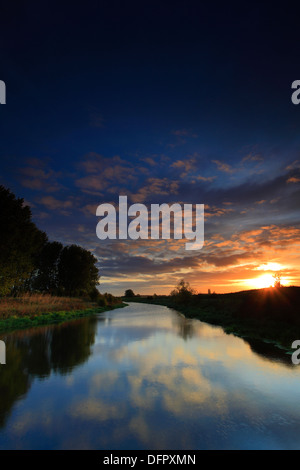 Abtropfen Sie Herbst Sonnenaufgang über Fenland Wasserstraße, Cambridgeshire, England, Großbritannien, UK Stockfoto