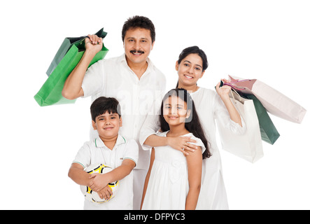 Porträt einer Familie mit Einkaufstüten Stockfoto