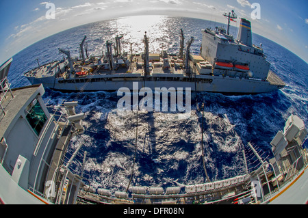 Military Sealift Command Flotte Nachschub Öler USNS Yukon (T-AO 202), oben, führt ein Nachschub auf dem Meer mit dem Flugzeugträger USS George Washington (CVN-73). George Washington und seine eingeschifften Geschwader Carrier Air Wing (CVW) 5, bieten eine c Stockfoto