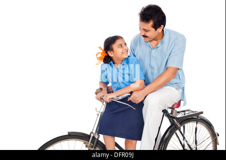 Mann mit seiner Tochter auf einem Fahrrad Stockfoto