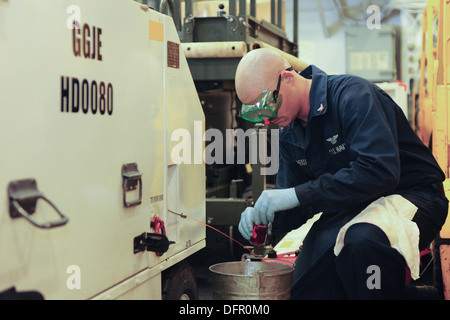 Aviation Support Equipment-Techniker 3. Klasse Reuben Stephenson prüft den Verschmutzungsgrad eine tragbare hydraulische Stromversorgung an Bord der amphibischen Angriff Schiff USS Boxer (LHD-4). Boxer in den USA derzeit bereitgestellt wird 7. Flotte Bereich der Responsib Stockfoto